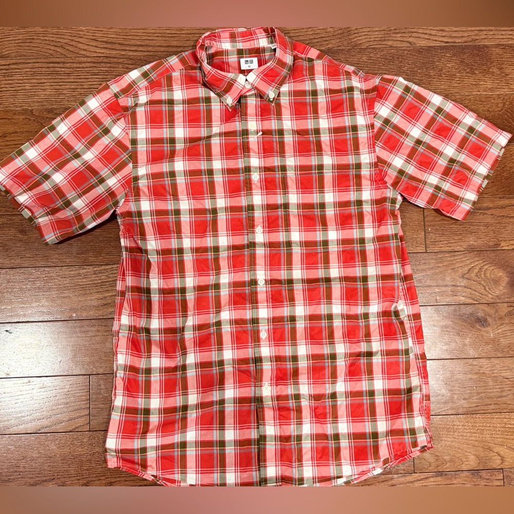 Uniqlo Men's Red Plaid Short-Sleeve Button-Down Shirt